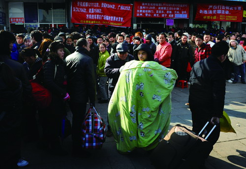 酸甜苦辣返鄉(xiāng)路,一年一度的春運,對于辛苦一年的進城民工來說的確是一件難事,一票難求。在寒風(fēng)中,這是一位來自江西農(nóng)村的男子抱著被子排隊購票。.jpg 酸甜苦辣返鄉(xiāng)路,一年一度的春運,對于辛苦一年的進城民工來說的確是一件難事,一票難求。在寒風(fēng)中,這是一位來自江西農(nóng)村的男子抱著被子排隊購票。.jpg