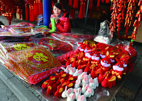 兔年賣兔,兔年到了各式各樣的免子吉祥物給商家?guī)淼纳虣C,這是一位來自安徽農(nóng)村來溫擺地攤賣年貨的姑娘,她每年這個季節(jié)都要來溫州做生意,今年臘月初五就來溫州,到正月初二全家開車返鄉(xiāng)。.JPG 兔年賣兔,兔年到了各式各樣的免子吉祥物給商家?guī)淼纳虣C,這是一位來自安徽農(nóng)村來溫擺地攤賣年貨的姑娘,她每年這個季節(jié)都要來溫州做生意,今年臘月初五就來溫州,到正月初二全家開車返鄉(xiāng)。.JPG