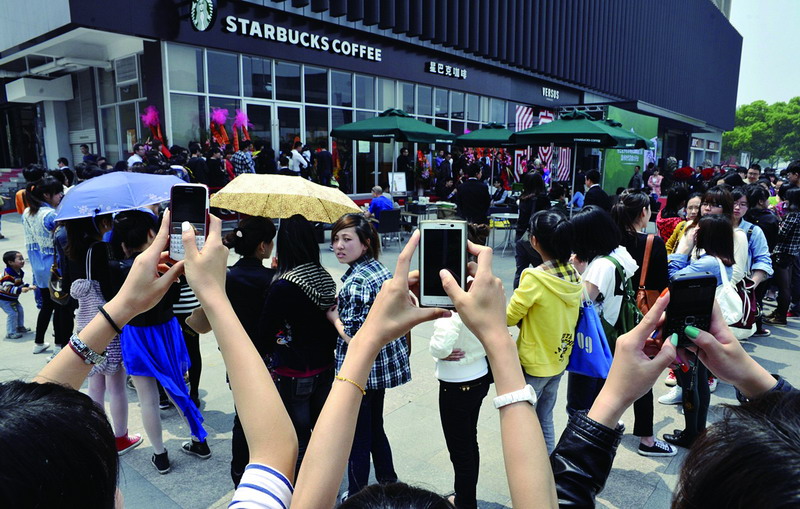 4月23日溫州第一家門店和華東地區(qū)第200家門店,星巴克溫州時(shí)代店正式開門迎客。中午時(shí)間趕著來(lái)嘗新的潮人們排起了長(zhǎng)隊(duì)。壯觀程度堪比春運(yùn)。引的路人紛紛舉起手機(jī)拍照,微博一番。_縮小大小.JPG 4月23日溫州第一家門店和華東地區(qū)第200家門店,星巴克溫州時(shí)代店正式開門迎客。中午時(shí)間趕著來(lái)嘗新的潮人們排起了長(zhǎng)隊(duì)。壯觀程度堪比春運(yùn)。引的路人紛紛舉起手機(jī)拍照,微博一番。_縮小大小.JPG