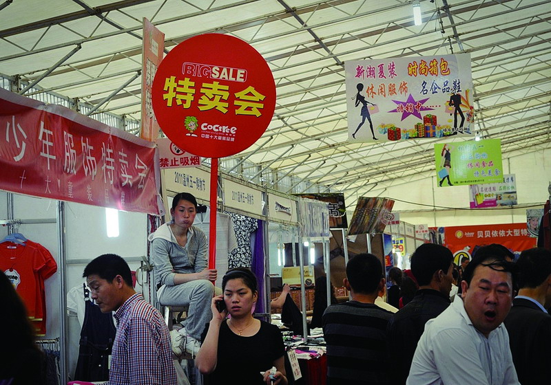 4月30日在科技館東側(cè)舉行的“五一購(gòu)物節(jié)”第一天開幕?上旃蛔髅烙陱脑缟舷碌搅送砩。品牌折扣雖多,來(lái)的顧客卻寥寥可數(shù)。舉牌推銷的賣家無(wú)聊發(fā)呆。來(lái)看熱鬧的顧客也打起了哈欠。_縮小大小.JPG 4月30日在科技館東側(cè)舉行的“五一購(gòu)物節(jié)”第一天開幕?上旃蛔髅烙陱脑缟舷碌搅送砩。品牌折扣雖多,來(lái)的顧客卻寥寥可數(shù)。舉牌推銷的賣家無(wú)聊發(fā)呆。來(lái)看熱鬧的顧客也打起了哈欠。_縮小大小.JPG